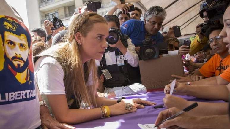 Lilian Tintori, mulher do líder da oposição Leopoldo López, vota em Caracas 