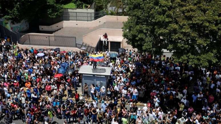 Partidários da oposição se reúnem durante plebiscito não oficial contra o governo Maduro 