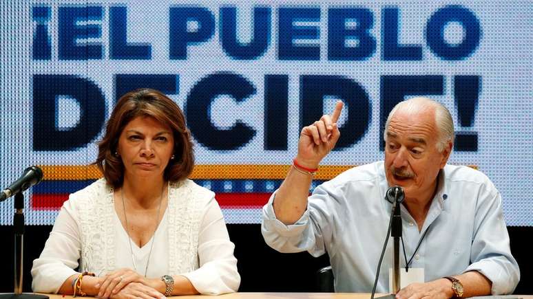 A ex-presidente da Costa Rica, Laura Chinchilla, o ex-presidente da Colômbia, Andrés Pastrana estiveram entre os observadores do plebiscito 