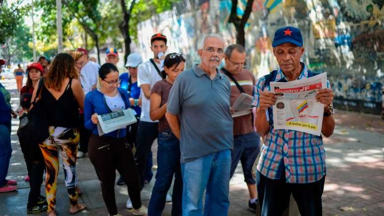 Apoiadores de Nicolás Maduro aderem à simulação da votação da Constituinte, cuja eleição oficial está prevista para o dia 30 