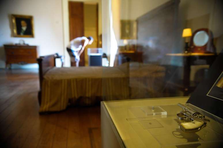 Rev&oacute;lver utilizado no suic&iacute;dio em 24 de agosto de 1954 est&aacute; exposto em visita p&uacute;blica ao quarto presidencial de Get&uacute;lio Vargas, no Museu da Rep&uacute;blica no Pal&aacute;cio do Catete