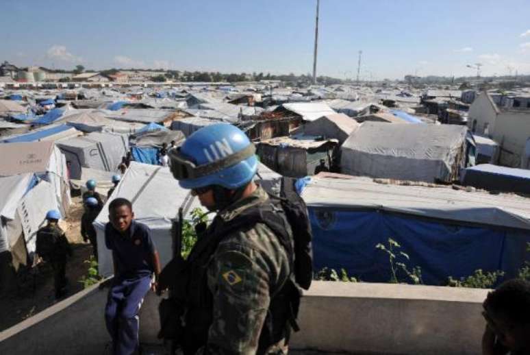 Em janeiro de 2010, quando o Haiti foi devastado por um terremoto de 7 graus na escala Richter, a situação humanitária se agravou e a ajuda internacional se tornou ainda mais necessária