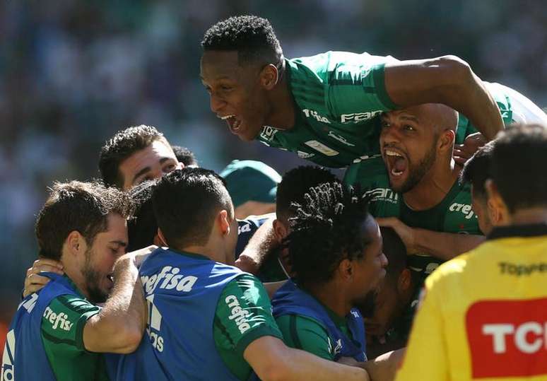 Jogadores do Palmeiras comemoram um dos gols da vitória de 4 a 2 sobre o Vitória, nesse último domingo (16)