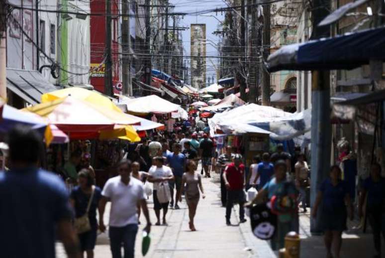 Trimestre fechado em maio teve queda de 0,6% no consumo das famílias, mas PIB cresceu