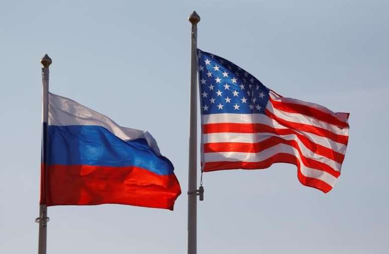 Bandeiras da Rússia e dos Estados Unidos em aeroporto internacional de Moscou  11/04/2017  REUTERS/Maxim Shemetov