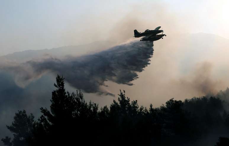 Avião de combate a incêndios joga água para apagar fogo no vilarejo de Stobrec, perto de Split 18/07/2017 REUTERS/Antonio Bronic