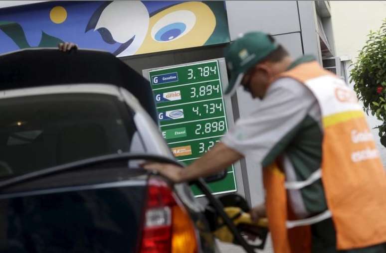 Funcionário abastece carro em posto da Petrobras no Rio de Janeiro
30/09/2015 REUTERS/Ricardo Moraes