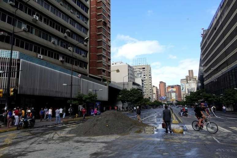 Avenida bloqueada durante protesto contra o governo em  Caracas
18/07/2017
REUTERS/Carlos Garcia Rawlins