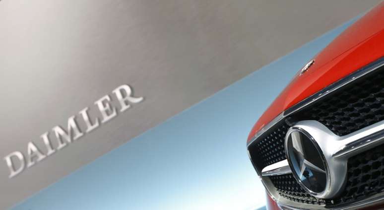 Logo da Mercedes-Benz em carro durante coletiva de imprensa anual da Daimler, em Stuttgart, na Alemanha
02/02/2017
REUTERS/Michaela Rehle    