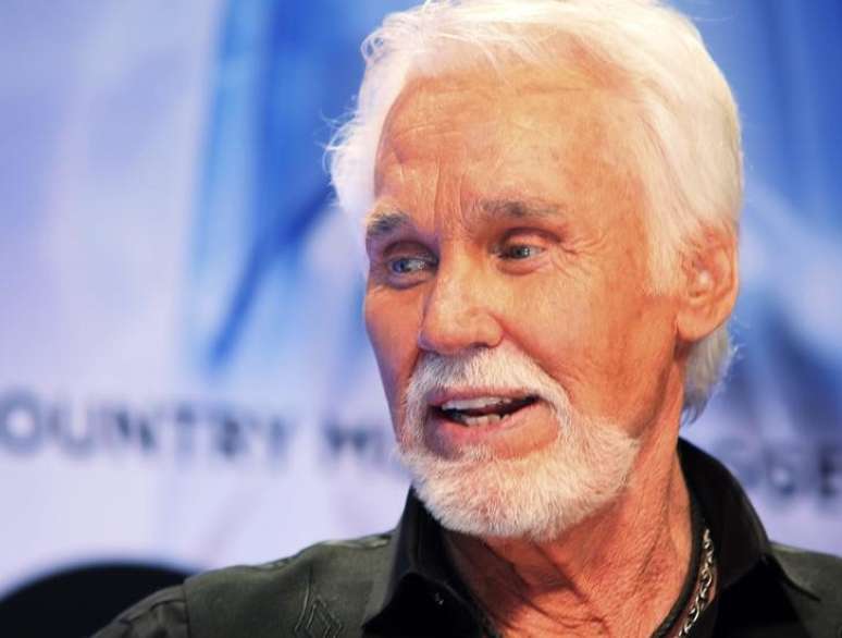 Kenny Rogers durante premia&ccedil;&atilde;o em Nashville
 6/11/2013    REUTERS/Eric Henderson 
