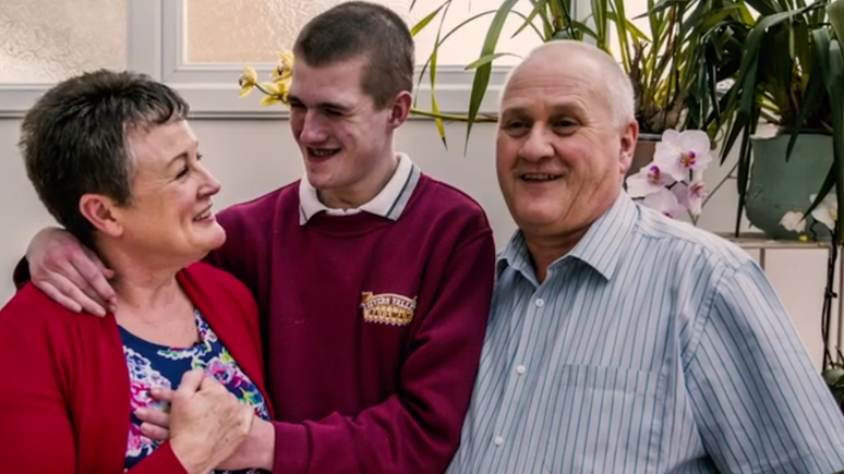 Liam Derbyshire com seus pais