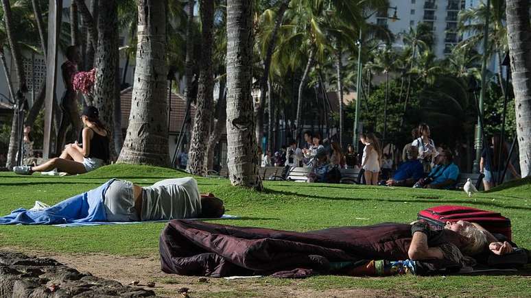 Sem-teto dormem perto da renomada praia havaiana de Waikiki: estado tem a maior população de rua per capita nos EUA 