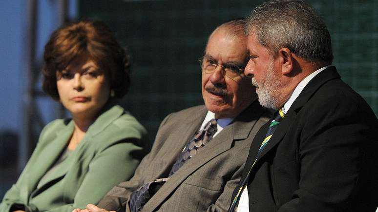 Em primeiro plano, Lula e Sarney, observados por Dilma Rousseff, em evento de 2009