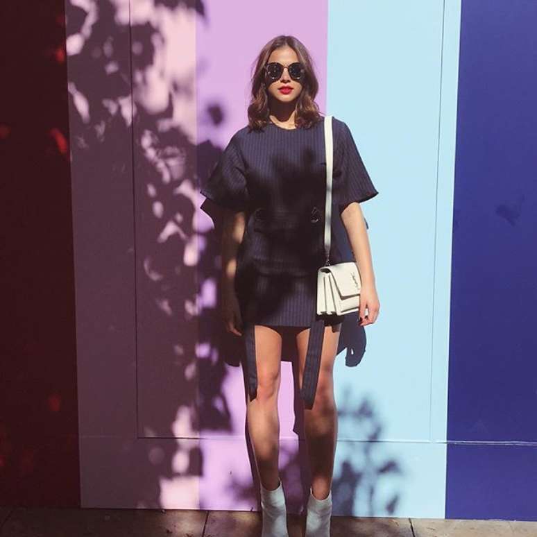 Bruna Marquezine com bolsa YSL em Los Angeles (Foto: Reprodução/Instagram/@brumarquezine