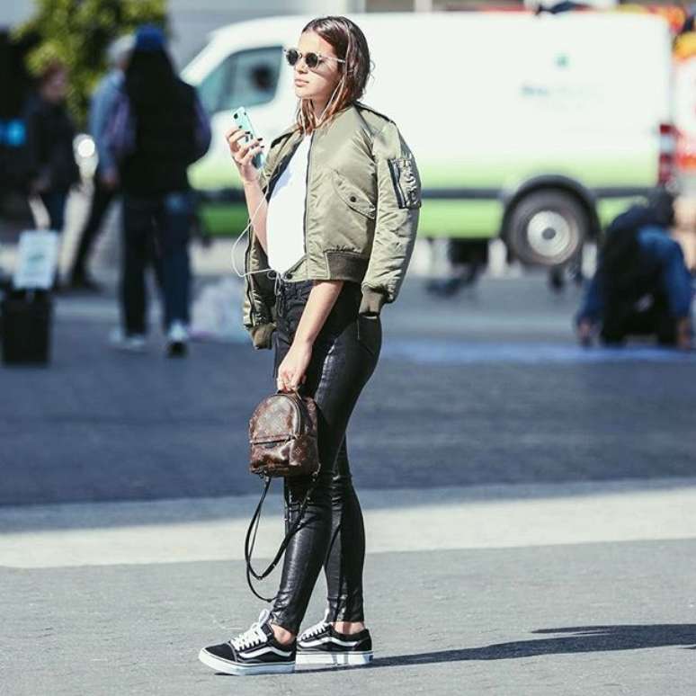 Bruna Marquezine com mochila Louis Vuitton em NY (Foto: Reprodução/Instagram/@brumarquezine
