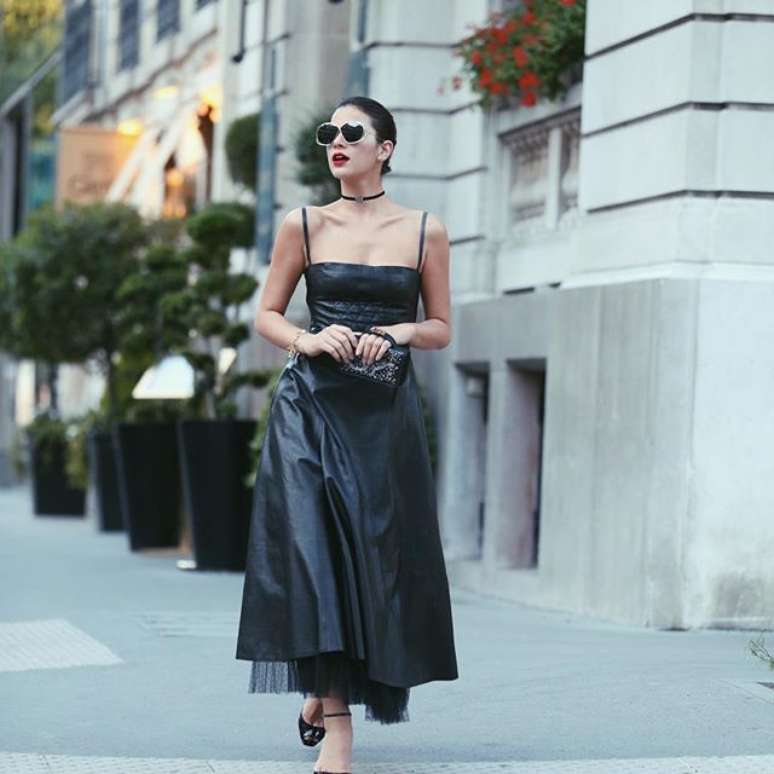 Bruna Marquezine com bolsa looks total Dior em Paris (Foto: Leo Faria/Reprodução/Instagram/@brumarquezine
