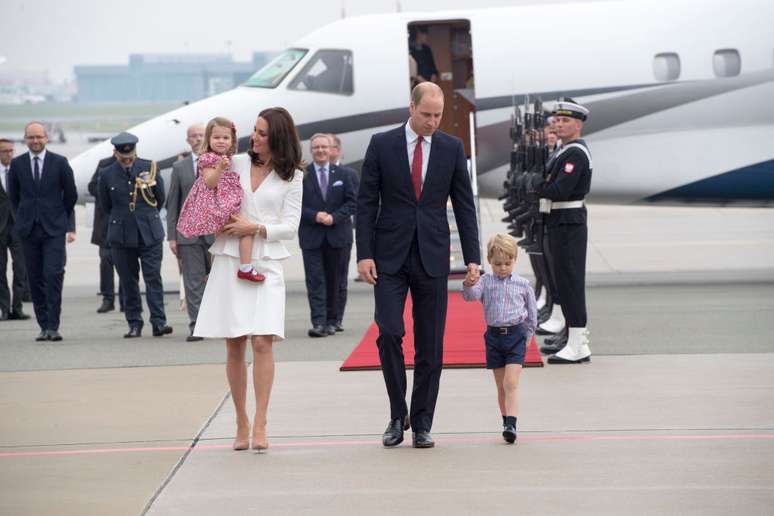  A família real realiza uma visita à Polônia