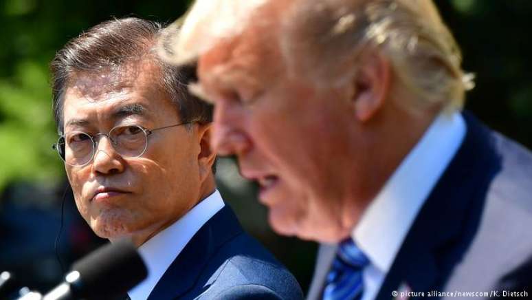 Recém-eleito presidente da Coreia do Sul, Moon Jae-in, ao lado de Donald Trump em visita aos EUA no fim de junho