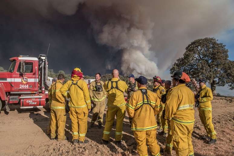 Bombeiros se reunem depois que autoridades pediram que moradores fossem retirados devido a incêndio em Mariposa, na Califórnia 18/07/2017 REUTERS/Al Golub