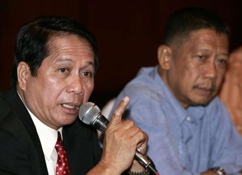 Consultor de negociações de paz das Filipinas, Jesus Dureza, durante coletiva de imprensa em Manila 29/08/2006 REUTERS/Darren Whiteside 