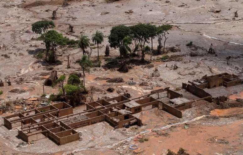 Destroços de escola no município de Bento Rodrigues, que ficou coberto por lama após o rompimento de uma barragem da Vale e BHP Billiton, em Mariana, no Estado de Minas Gerais
10/11/2015
REUTERS/Ricardo Moraes/File photo