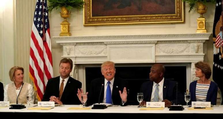 Presidente dos Estados Unidos, Donald Trump (C), durante reunião com senadores republicanos na Casa Branca
19/07/2017 REUTERS/Kevin Lamarque
