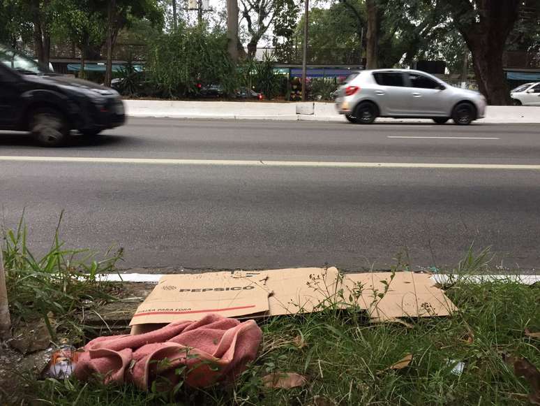 Um dia após o corpo ser encontrado, pertences de morador de rua ainda estavam na calçada