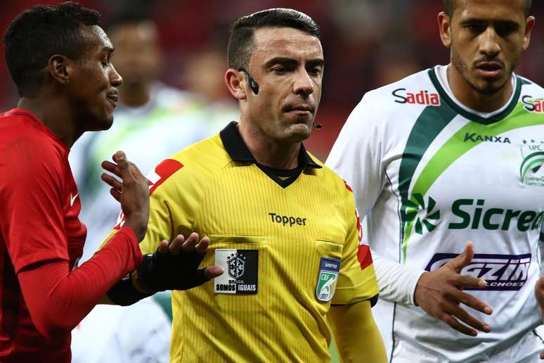 O árbitro Igor Benevuto (MG) foi cercado por jogadores de ambos os times após o polêmico lance do gol do Internacional