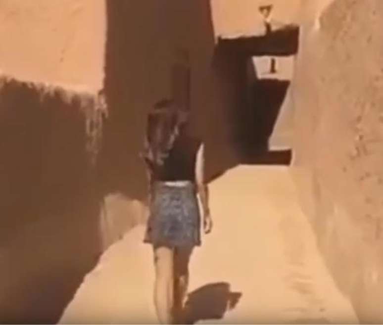 Mulher é presa por usar minissaia em rua da Arábia Saudita