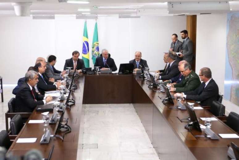 Brasília - O presidente Michel Temer durante reunião hoje com o presidente da Câmara, Rodrigo Maia, o governador licenciado do Rio de Janeiro, Luiz Fernando Pezão, e o governador em exercício, Francisco Dornelles, no Palácio do Planalto 