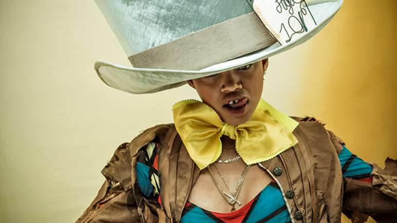 Slick Woods como o Chapeleiro Maluco