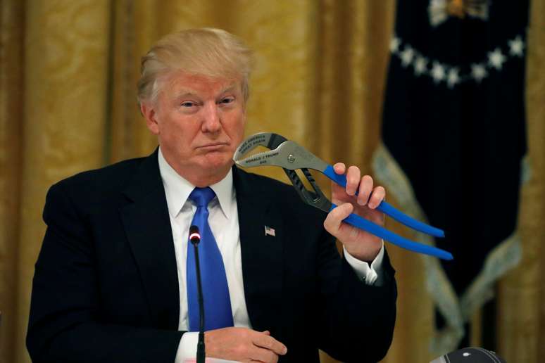 Donald Trump, com ferramenta, enquanto participa de reunião na Casa Branca em 19/7/2017.