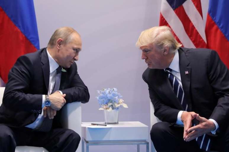 Presidente da Rússia, Vladimir Putin, e presidente dos Estados Unidos, Donald Trump, em encontro bilateral durante cúpula do G20 em Hamburgo, Alemanha 07/07/2017   REUTERS/Carlos Barria