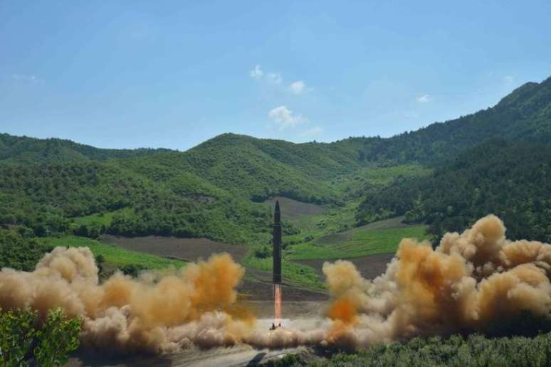 Míssil balístico Hwasong-14 em foto divulgada pela Agência de Notícias Central da Coreia do Norte, em Pyongyang 