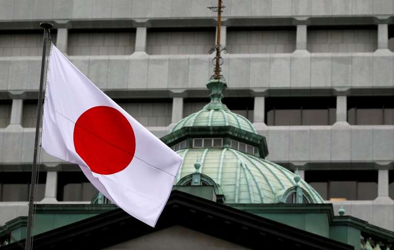 Bandeira japonesa sobre prédio do Banco do Japão, em Tóquio 