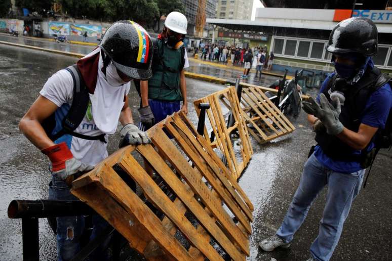 Manifestantes montam barricada durante protesto contra o governo do presidente da Venezuela, Nicolás Maduro, em Caracas  19/07/2017 REUTERS/Carlos Garcia Rawlins