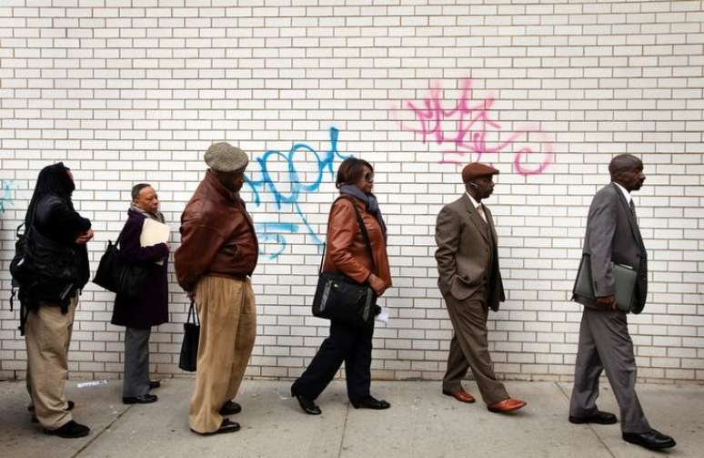 Desempregados fazem fila para feira de empregos em Nova York, Estados Unidos 12/04/2012.   REUTERS/Lucas Jackson