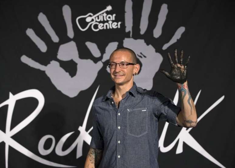 Vocalista da banda Linkin Park Chester Bennington mostra sua m&atilde;o coberta de cimento durante a inclus&atilde;o da banda no RockWalk do Guitar Center em Los Angeles
18/06/2014
REUTERS/Mario Anzuoni  