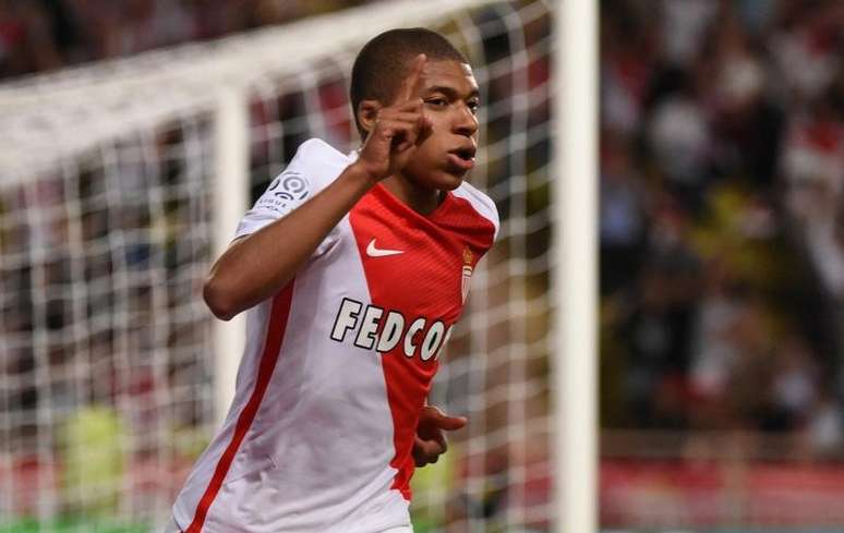 Kylian Mbappe comemora ap&oacute;s marcar gol pelo Monaco
17/05/2017
Reuters/Jean-Pierre Amet