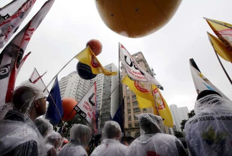 Membros de centrais sindicais em protesto na Avenida Paulista, em São Paulo
01/03/2016
REUTERS/Paulo Whitaker