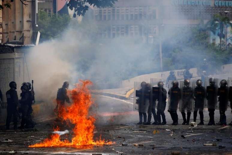 Forças de segurança se movimentam durante confronto com manifestantes em Caracas
 20/7/2017     REUTERS/Andres Martinez Casares