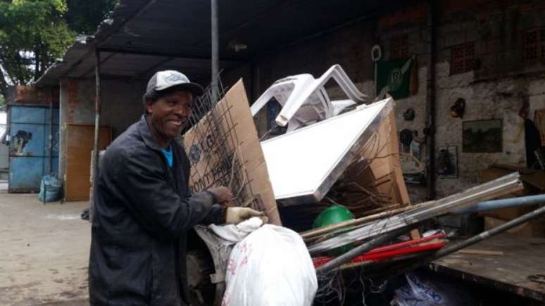 O catador Rubens Ces&aacute;rio Gomez, 58, chega a carregar mais de 400 kg em sua carro&ccedil;a 