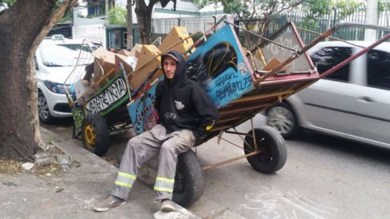 O carroceiro Gabriel Ortega trabalha como catador há 22 anos 