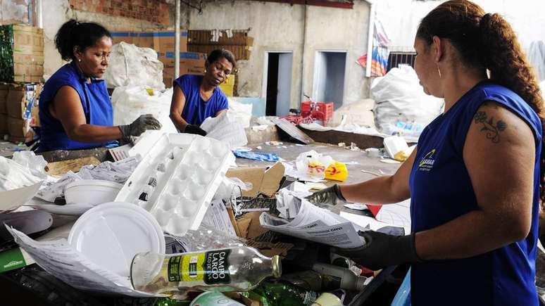 Catadoras fazem triagem de material reciclável que chega através de coleta seletiva 