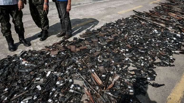 Armas apreendidas em operação policial no Rio de Janeiro são destruídas 