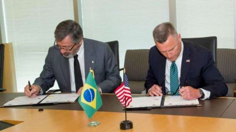 Ministro da Justiça, Torquato Jardim, e chefe do Escritório de Armas, Tabaco, Armas de Fogo e Explosivos dos EUA, Thomas E. Brandon, assinaram acordo bilateral 