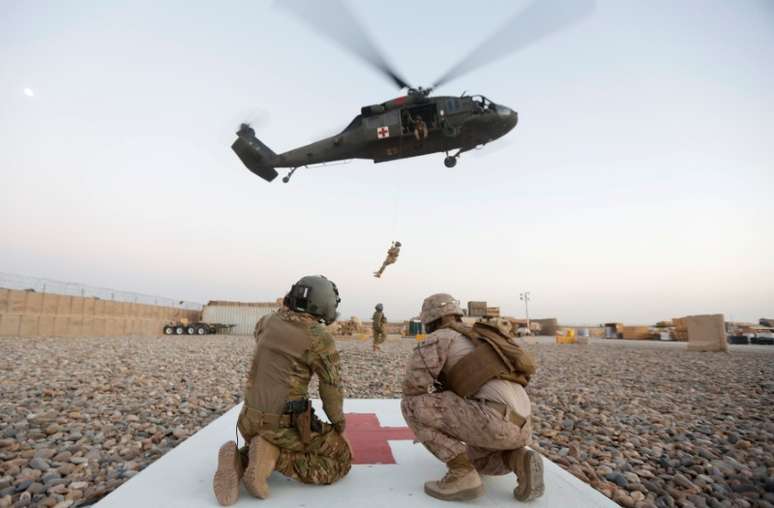 Soldados norte-americanos participam de exercício militar com helicóptero na província de Helmand, no Afeganistão 06/07/2017 REUTERS/Omar Sobhani