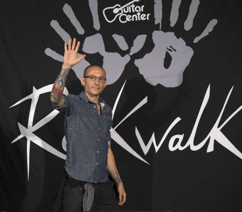 Bennington acena durante evento em Los Angeles 18/6/2014 REUTERS/Mario Anzuoni