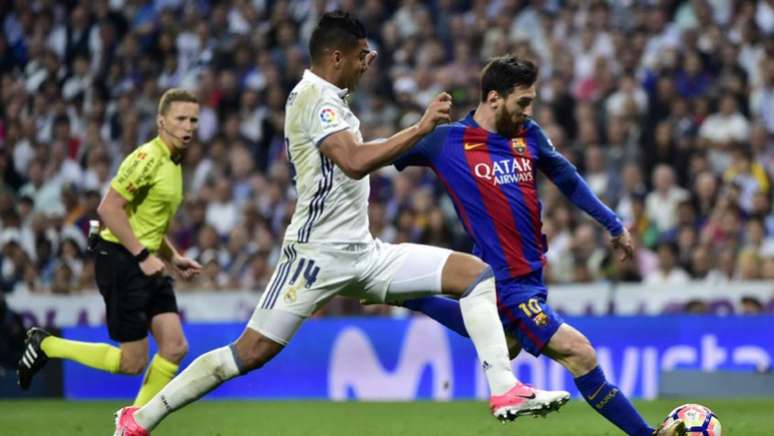 Casemiro marca Messi no último confronto entre Real e Barcelona, com vitória catalã por 3 a 2 (Foto: AFP)