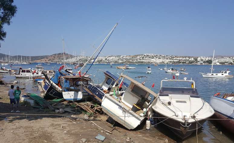 Barcos ficaram amontoados após o terremoto seguido por um pequeno tsunami na Turquia